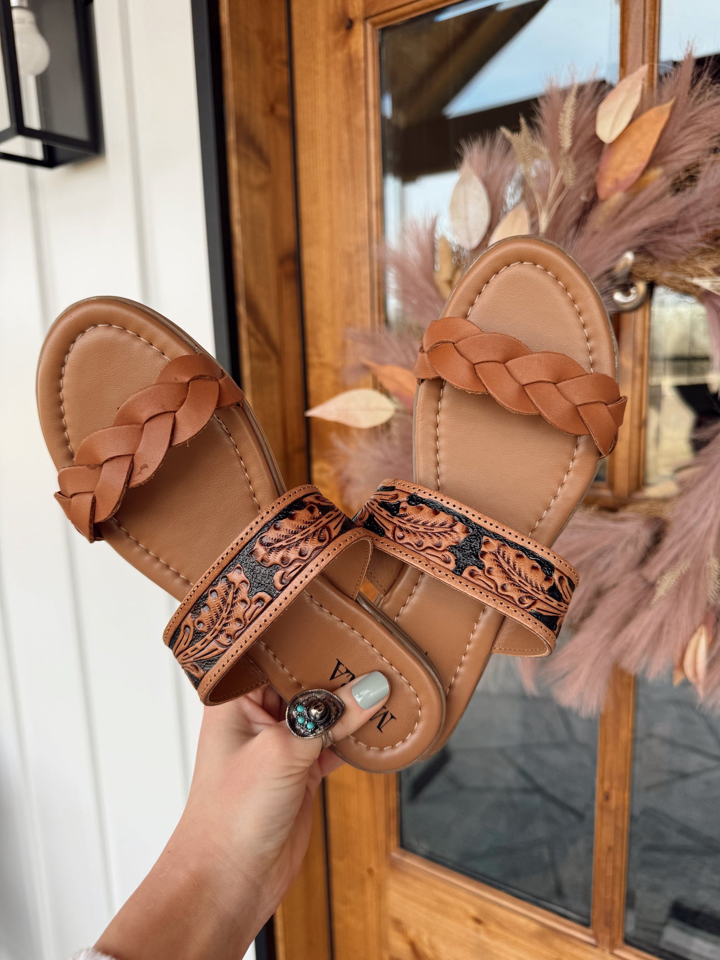 Diamond Ridge Leather Sandals (SIZE UP)